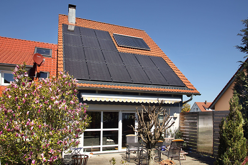 Becker Aalen | Haus mit Terrasse mit Solar und PV Anlage auf dem Dach