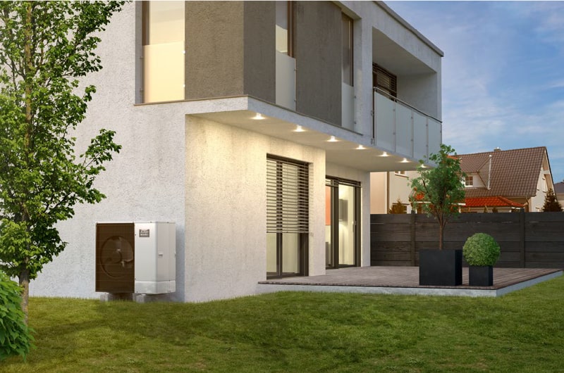 Becker Aalen | Aussenansicht moderne Wohnung mit montierter Waermepumpe an der Aussenwand