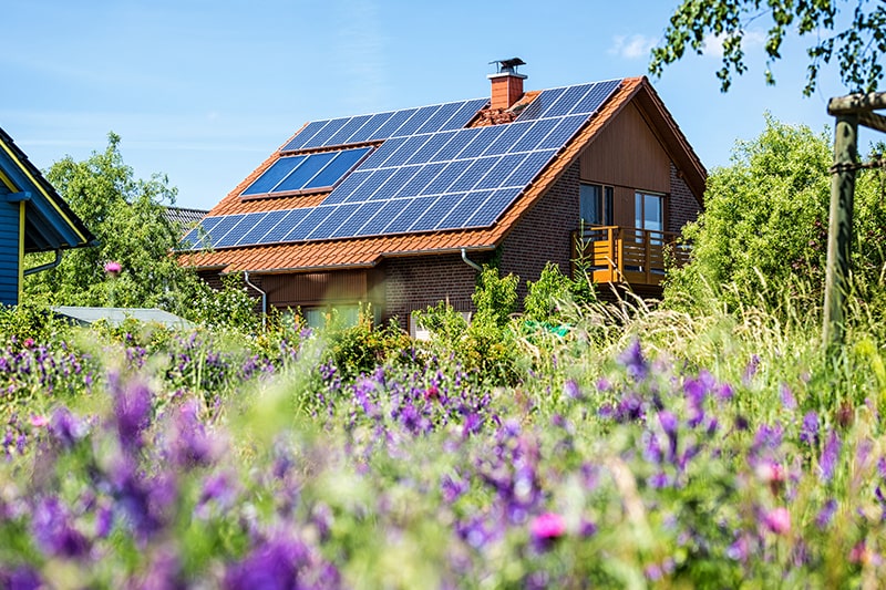 Becker Aalen | Haus im Grünen mit Solar und PV Anlage auf dem Dach