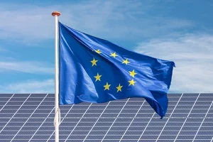 Europa-Flagge vor einem Solarpanel