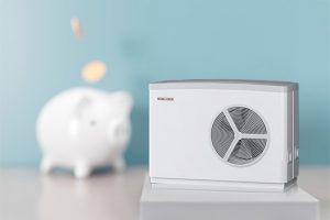 Die Stiebel Wärmepumpe vor einem Sparschwein