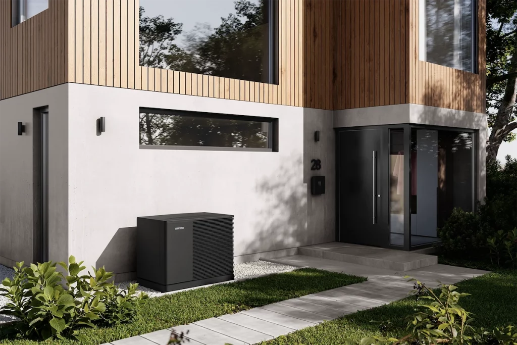Bild einer Wärmepumpe vor einem modernen Haus