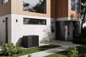 Bild einer Wärmepumpe vor einem modernen Haus